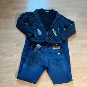 bomberjacka - Snygg mörkblå bomberjacka med dragkedja framtill och två fickor med dragkedjor. Jackan har långa ärmar och en stilren design, perfekt för en casual look. Nå bilden eee muddarna ut att vara i en annan färg men allt har samma färg. Hör av dig vid minsta lilla fråga!