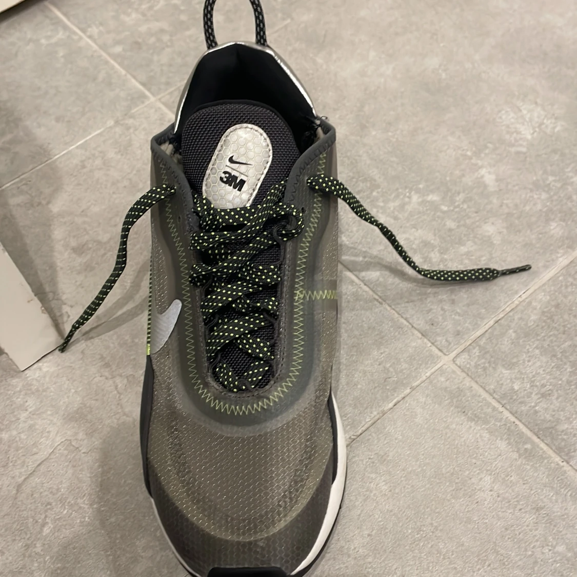 Nike sneakers med reflekterande detaljer - 1