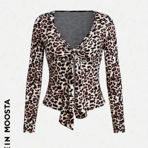 Leopardmönstrad topp från Shein - Säljer en snygg leopard tröja från med en knytning. Matrialet är lite plastig men den är kylande och det är skönt en varm sommardag!🥰Den är använd endast en gång. 