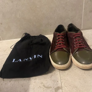 Lanvin  - Säljer dessa feta lanvin i vin röd. Skick 8/10 defekter finns på bild, storlek 43,5. Pris 1700 kan diskuteras. Hör av vid frågor eller pris ! Öppen för byte 