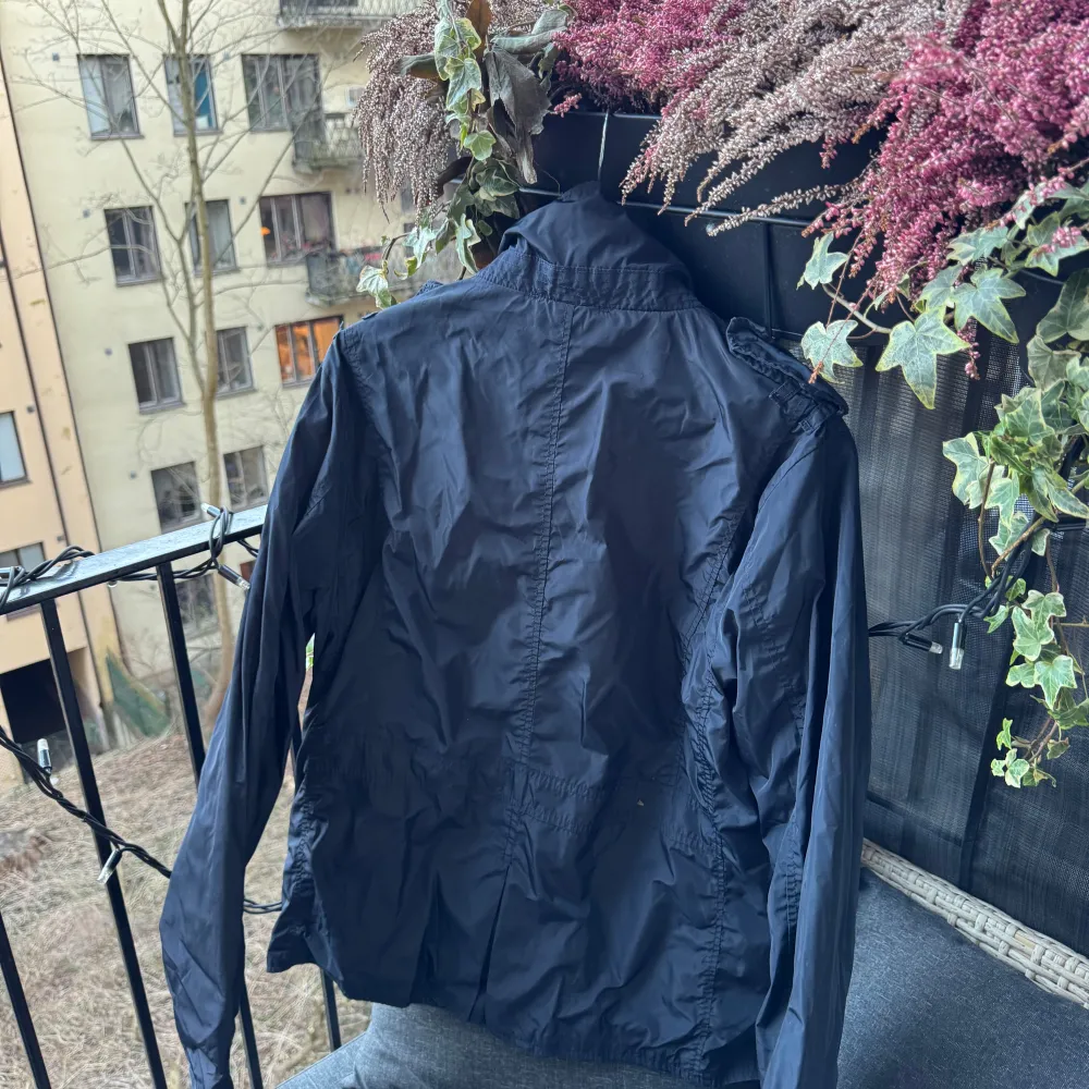 Mycket fin jacka inför våren , passa på 🤩 •Skick:9/10 få tecken på användning •storlek📏: M enligt mått på sista bild •Nypris/Butikspris:💰~2000kr Köp gärna i bundles för att underlätta i frakt och på detta vis blir jag mer flexibel i pris! Våga buda! 🚚🤝. Takit.