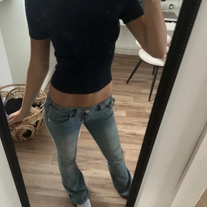 Svart croppad t-shirt - Säljer en stilren svart croppad t-shirt med korta ärmar. Perfekt för en avslappnad look. Passar bra till jeans eller kjol.