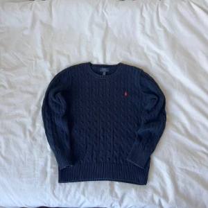 Mörkblå stickad tröja från Ralph Lauren - Brand new. Only tested a few times and looks amazing. High quality. OBS! size M for 14-16 year olds. If you have any questions please ask😊 Size: M Shipping : same or next day