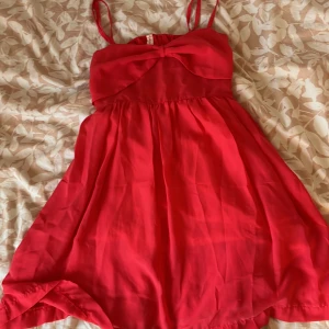 Mörk rosa klänning från Sweet Chic - Snygg mörk rosa klänning från Sweet Chic. Klänningen har en vacker rosa färg och en luftig passform som ger en skön känsla. 💖👗