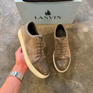 Lanvins - Säljer nu dessa riktigt feta lanvinsen i storlek 42/43 eller UK 8! De är grön/grå med en glansig captoe, perfekta till våren/sommaren! Skor och dustbag ingår. Skick 8/10, hör av er vid minsta fundering!💯