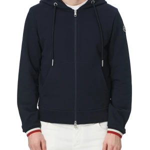 Mörkblå huvtröja med dragkedja - Säljer min moncler tröja då jag aldrig änvänder den och för att den är för liten för mig. Ser helt ny ut och den har inga skavanker. Alla lappar och allt finns kvar. 