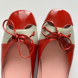 Röda och beige ballerinaskor från Tiger - Snygga ballerinaskor i rött från Tiger of Sweden! Använda en gång.❤️