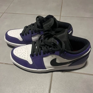 Jordan one low court purple - Jordans i lila färg, låga. Jättefint skick, knappt använda. En liten tvätt så är de som nya. Nypris 1.500kr!!