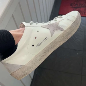Golden goose skor - säljer ett par golden goose skor i ny skick, strl 43