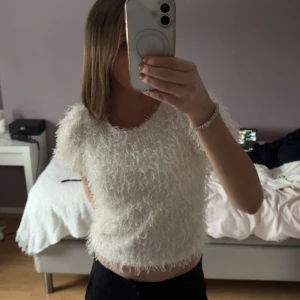 Vit fluffig topp - Säljer en superfin topp. Skriv för flera bilder