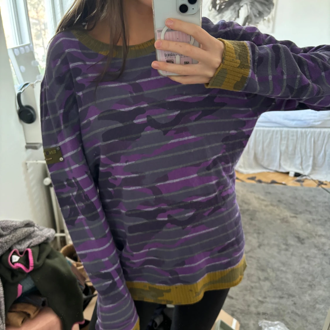 Lila och grön camouflagemönstrad tröja