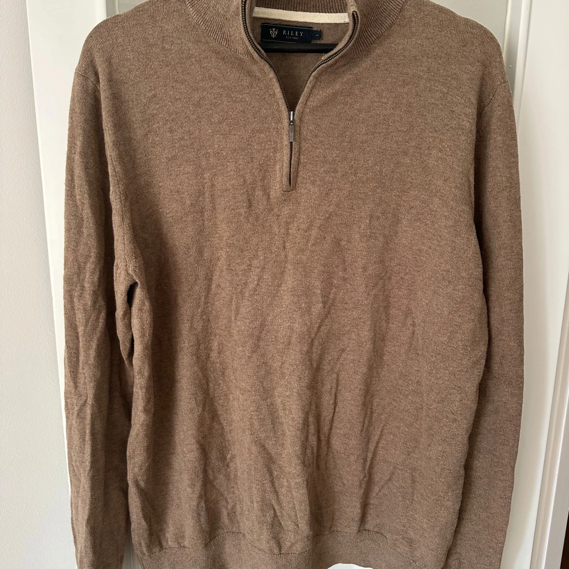 Beige tröja med dragkedja från Riley