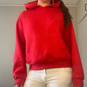 Röd hoodie - Säljer en klassisk röd hoodie med en bekväm passform. Tröjan har en ficka framtill och en mysig huva. Använd endast 1-2 gånger!🩷