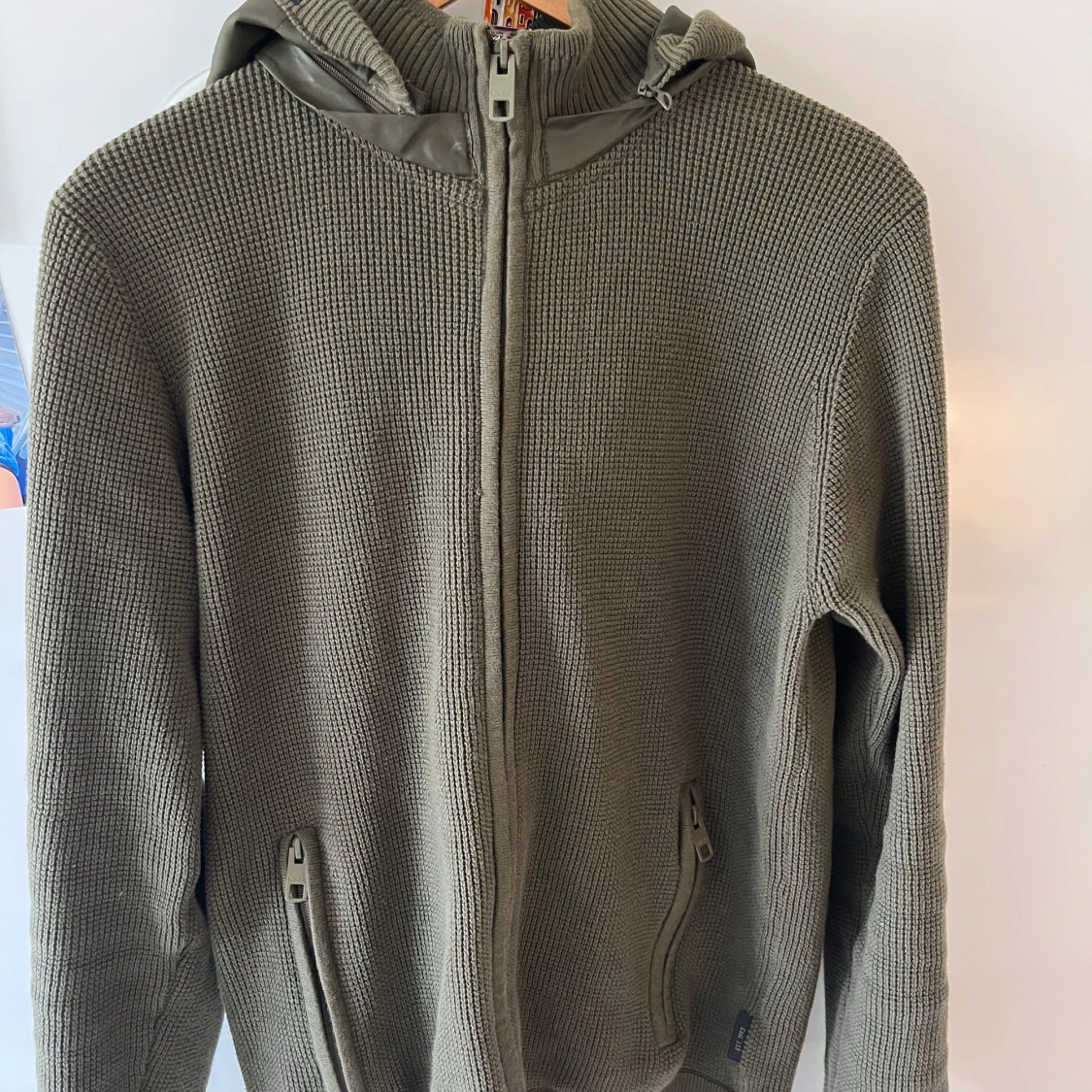 Olivgrön stickad hoodie/ cardigan från Indicode