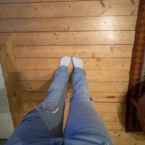 Ljusa jeans med slitningar har klippt hålen själv  - Snygga ljusa jeans med slitningar på knäna. De har en klassisk femficksdesign och en bekväm passform. Perfekta för en avslappnad stil.
