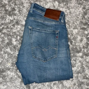 Replay - Jeansen ser bra ut inga större defekter än att där bak på lappen har Replay texten suddats ut pågrund av tvätt och användning storlek är W=31 L=34, passform straight leg sitter bra längs benen. Vid frågor och funderingar skriv till mig svarar så fort jag kan.