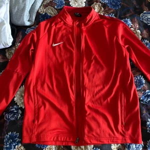 Nike kofta röd - Röd Nike kofta i bra skick