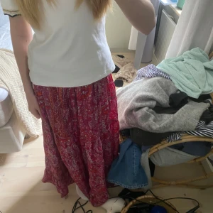 Lila/röd mönstrad långkjol från Boho Fashion - Säljer en färgglad och mönstrad långkjol från Boho Fashion. I storlek xs❤️använt cirka 4 ggr