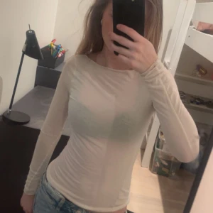 Vit tröja från Intimissimi! - Säljer en vit långärmad topp från intimissimi! Den her två små hål som man knappt märker när man har på men du kan sy igen om du vil!!❤️