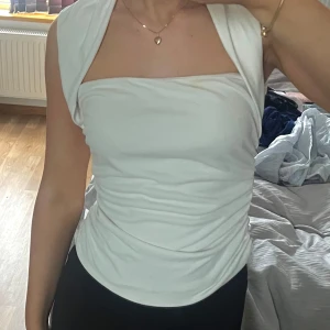 Vit Zara topp - Säljer denna vita topp från Zara som jag använt ett fåtal gånger. Jättefin och passar till det mesta💕