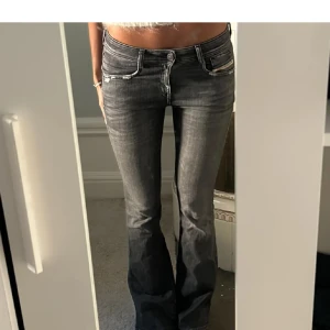 Svarta/grå bootcut jeans - Snygga/grå svarta bootcut , lågmidjade och långa jeans. skriv privat för fler bilder på💓storlek W27 L32