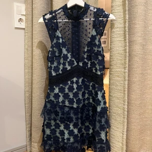 Self-Portrait Klänning - Säljer denna jättesöta mini klänningen från self-portrait. Använd 2 gånger och i mycket bra skick. Storlek US 6 (S). 💖