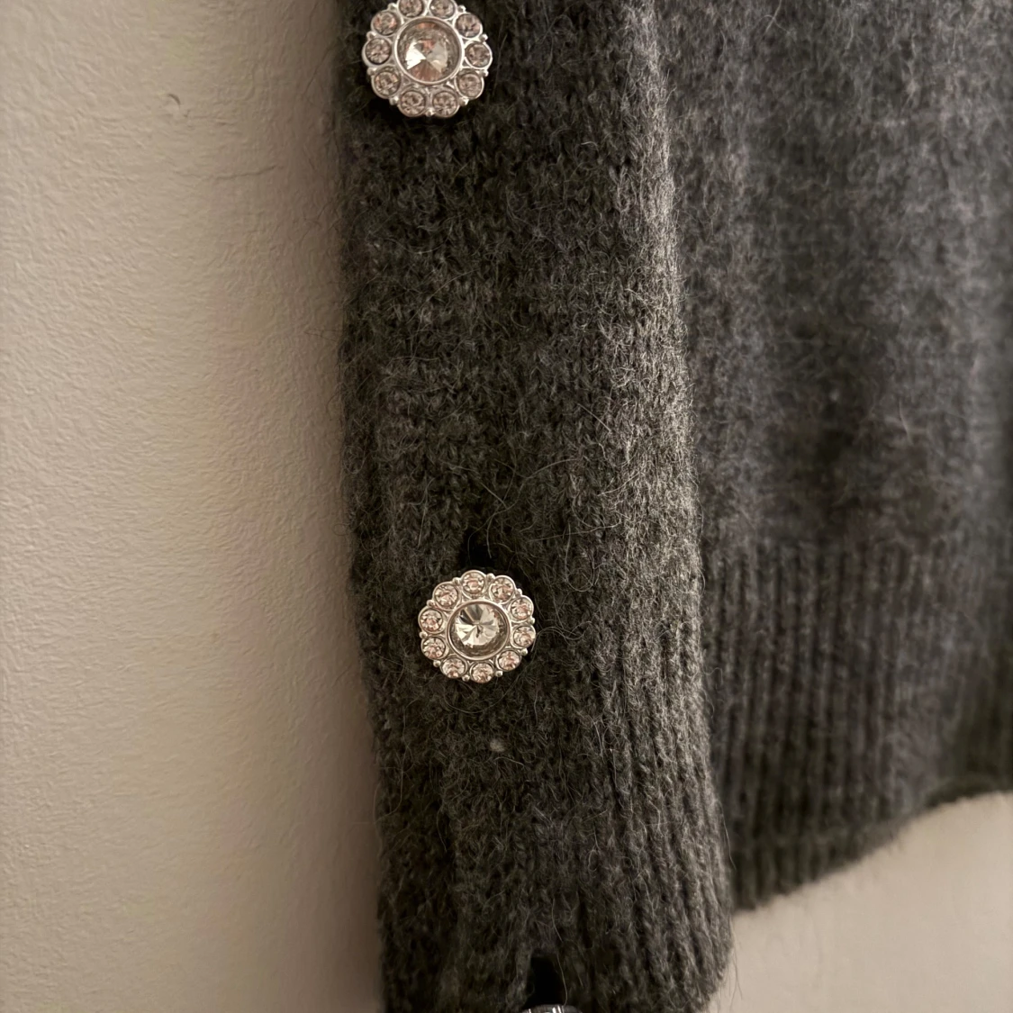 Mörkgrå stickad väst med glittriga knappar - 2