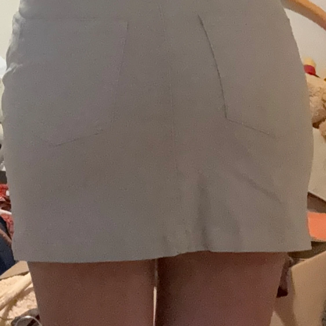 Beige kortkjol med fickor - 1