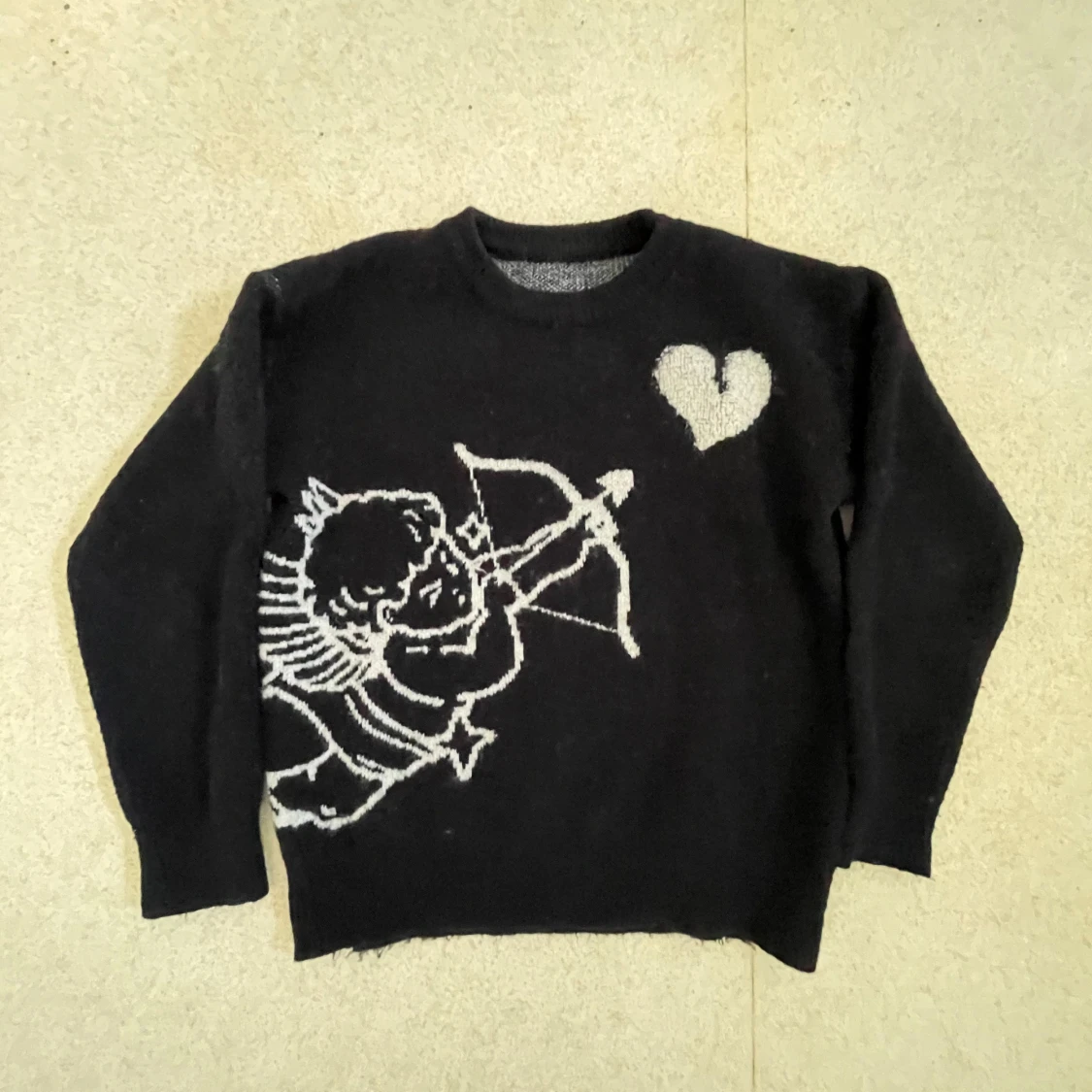 Svart stickad tröja med ängel och hjärta - 1