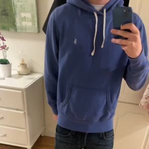Ralph lauren hoodie - Säljer denna jätte feta hoodie från Ralph Lauren i en riktigt snygg och unik blå färg! Tröjan är i helt nytt skick. Mitt pris 949 original pris är ca 2200kr! Skriv för minsta fråga så svarar jag så snabbt jag kan! 