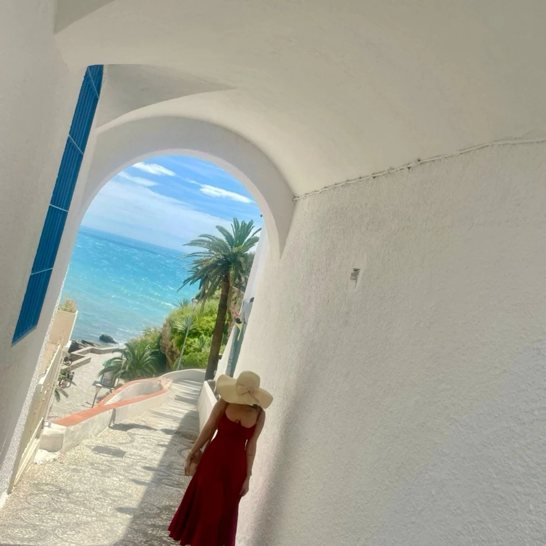 Vinröd långklänning med smala axelband - 90