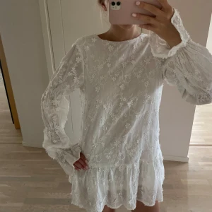 Vit blommig kortklänning fråga n Na-kd  - Superfin vit kortklänning ifrån Na-kd, säljer den eftersom den inte kommer till användning. Superfin och perfekt till sommaren!❤️