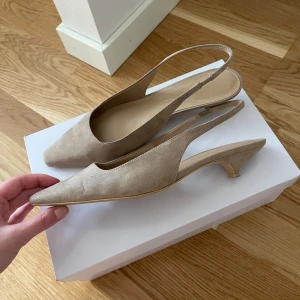 Kitten heels, storlek 39 - Slutsålda kitten heels i mocka imitation, storlek 39