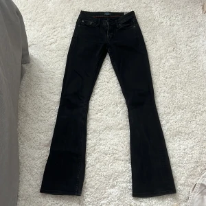 lågmidjade jeans - fina lågmidjade jeans från crocker knappt använda, W24 L31