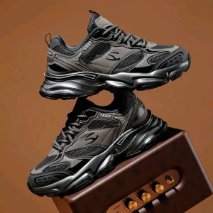 Svarta och grå sneakers - Skor märke Hobibear Sneakers, i storlek 42(26cm)jätte bekväma. Har använt bara en gång. 