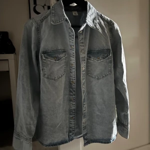 Jeans jacka  - En lite tunnare jeans jacka som passar perfekt nu till sommaren! 🌸
