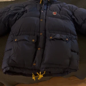 Fjällräven jacka  - Jag säljer mig fjällräven då jag inte kommer ha någon användning av den. Den är i gott skick men den har en lagning i ryggen (se bild) inget man lägger märke till.☺️ Jag är 160cm lång och den är stor på mig men det beror ju på hur man vill att den ska sitta. 🤍 Passa på nu innan vintern!!