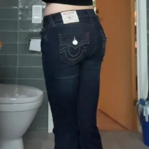 True Religion mörkblå bootcut jeans - Säljer mina älskade Ture religion jeans i storlek 25!☺️Köptes för 1299kr! Är 170cm lång! De är i modellen Becca mid waist men sitter som Lågmidjade jeans på mig! Använda typ 3ggr då jag har så mycket andra jeans. De är som nya🥰