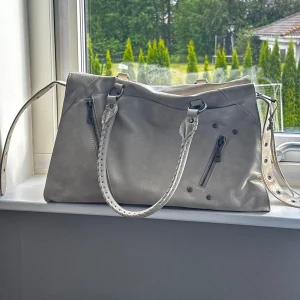 Beige axelväska med dragkedjor - Snygg beige väska, i nyskick!! Aldrig använt🥰🥰🥰💕💕