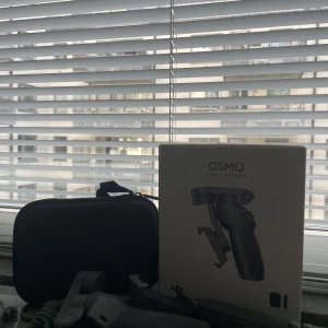 Dji osmo mobile 3 combo - DJI Osmo Mobile 3 Combo – en gimbal för smartphones. Perfekt för dig som vill skapa stabila och snygga videor till sociala medier eller vloggar. Kommer med tillbehör och väska. Passar kreativa ungdomar och unga vuxna som gillar att filma. Dessutom perfekt för Carspotting