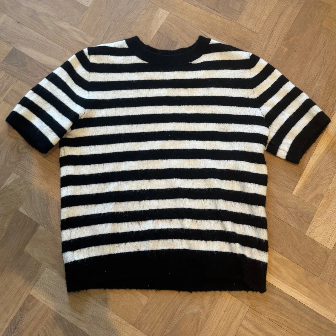 Randig stickad tröja i svart och vitt - 1