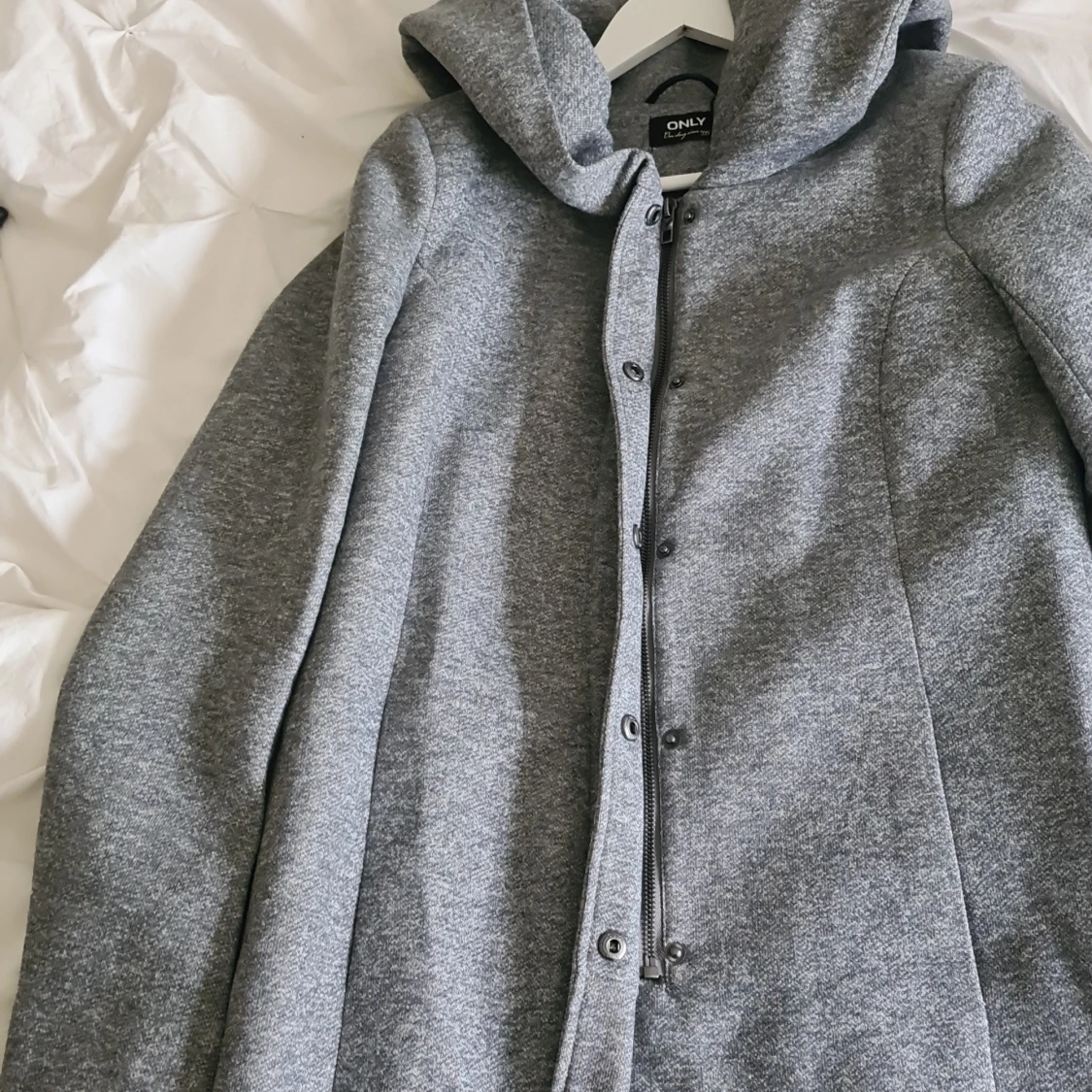 Grå kappa med huva från ONLY - 3