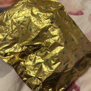 Mystery bag av smycken i presentpåse - Säljer en mystery bag av smycken som halsband, armband och örhängen, levereras i en guldig presentpåse med blå stjärnor. Smyckena har olika färger och former, perfekt för dig som vill ha variation i din accessoarstil. Både guld och silver! Värde upp till 800kr🌟