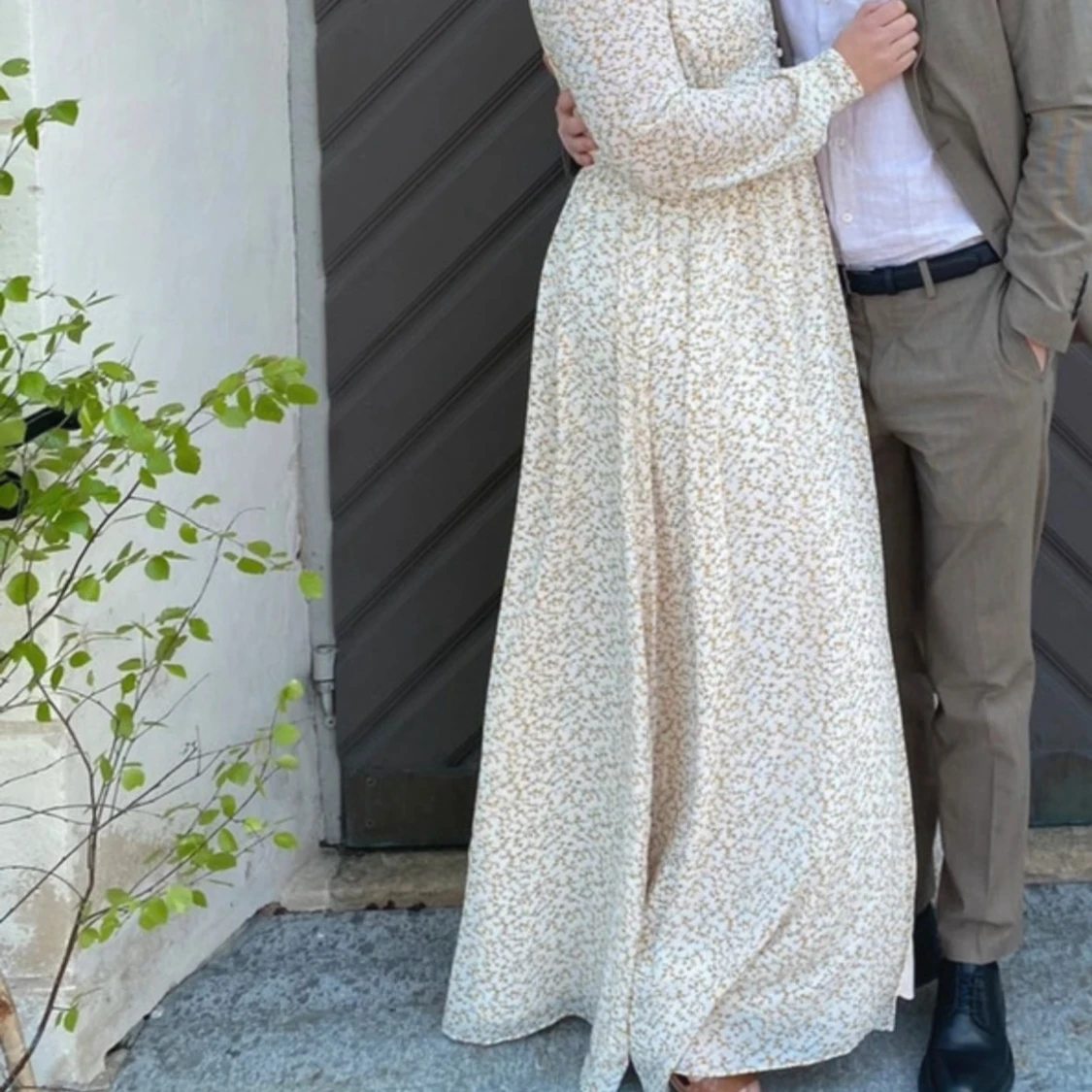 Lång blommig klänning med v-ringning - 1