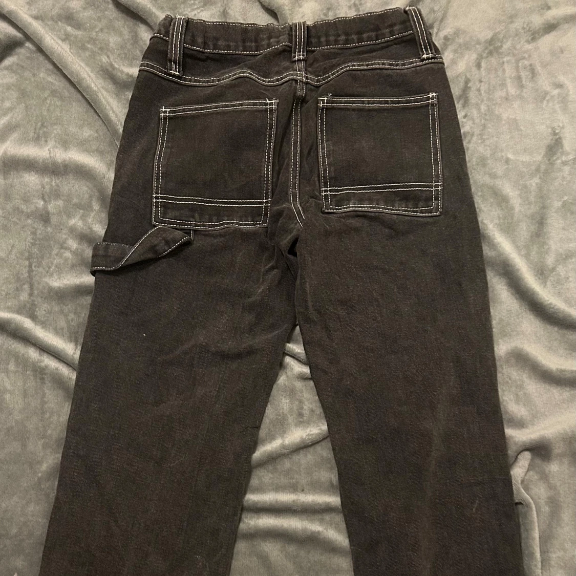 Svarta cargopants med kontrastsömmar - 1