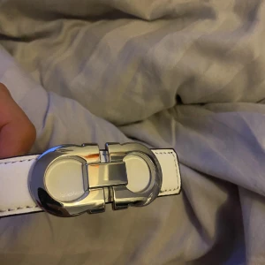 Mm hoodie och ferregamo bälte - Ja