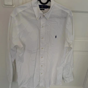 Ralph Lauren skjorta, tar emot bud - Medium Slim fit skjorta, använd och skicket är 8/10 