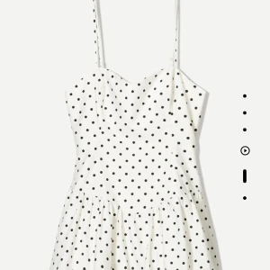 Prickig bershka klänning! - En vit och svart prickig klänning Använd en gång och helt slutsåld på hemsidan. I storlek M men passar för S. Pris kan diskuteras 