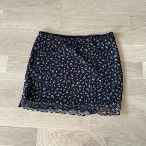 Lågmidjad mini kjol - Säljer den här jätte fina lågmidjade kjolen från H&M. Storlek xs.