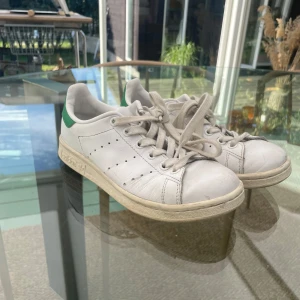 Vita adidas stan smith  -   I fint skick, äkta adidas 